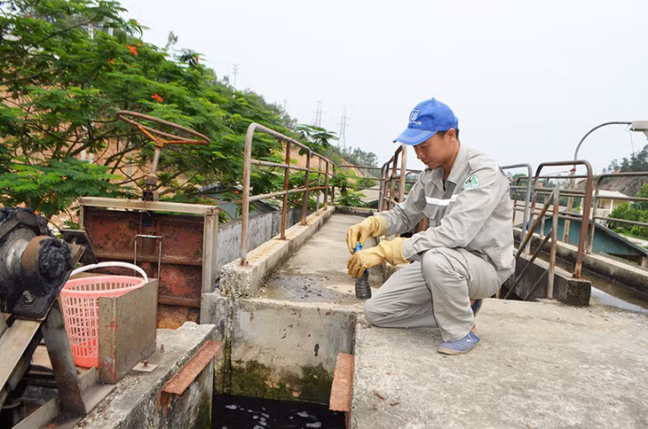 Lấy mẫu nước thải tại nhà máy xử lý nước thải Bãi Cháy, TP Hạ Long