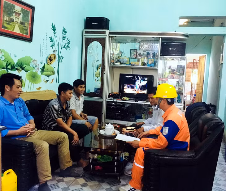 Cán bộ Điện lực Cẩm Phả hướng dẫn các cán bộ trên đảo sử dụng điện an toàn, hiệu quả.