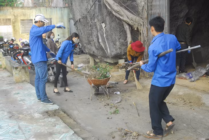 ĐVTN TP Cẩm Phả tích cực tham gia dọn vệ sinh môi trường, giữ gìn cảnh quan đô thị.