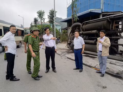 Đồng chí Vũ Văn Diện, Phó Chủ tịch UBND tỉnh, Phó trưởng Ban phụ trách Ban ATGT tỉnh (áo trắng từ 