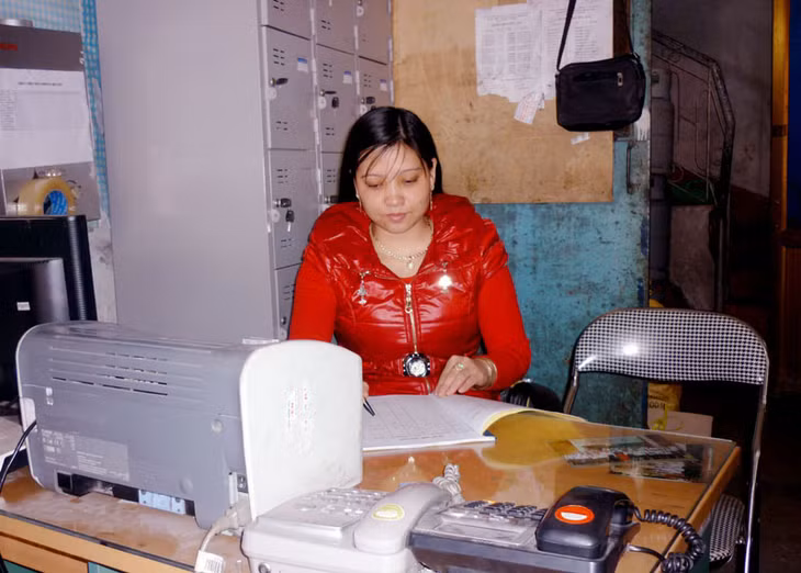 Giám đốc Công ty TNHH Kỳ Duyên giải quyết công việc hàng ngày.