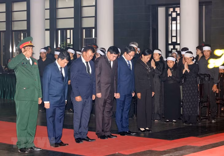 Đảng ủy, HĐND, UBND, Ủy ban MTTQ Việt Nam tỉnh Đắk Lắk viếng nguyên Tổng Bí thư Đỗ Mười. (Ảnh: TTXVN)