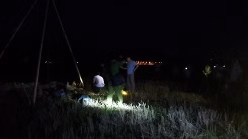 Lực lượng chức năng khám nghiệm hiện trường, làm rõ nguyên nhân vụ tai nạn.