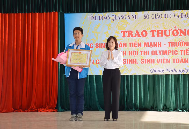 Đồng chí Vũ Thị Thu Thủy, Phó Chủ tịch UBND tỉnh trao thưởng cho em Đoàn Thiến Mạnh, học sinh Trường THPT Hòn Gai.