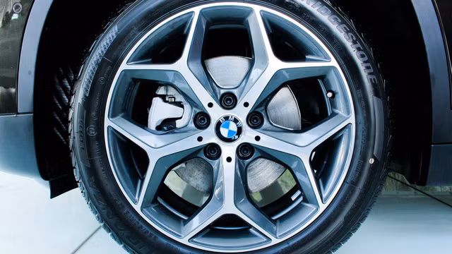 Bộ vành 18 inch dạng chữ Y góp phần lớn tạo nên sự thể thao cho chiếc xe.