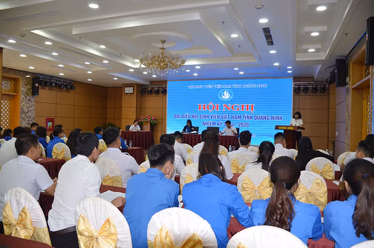 Đồng chí Vũ Thị Diệu Linh, Phó Bí thư Thường trực Tỉnh Đoàn, Chỉ tịch Hội Sinh viên Việt Nam tỉnh Quảng Ninh phát biểu định hướng nội dung thảo luận.