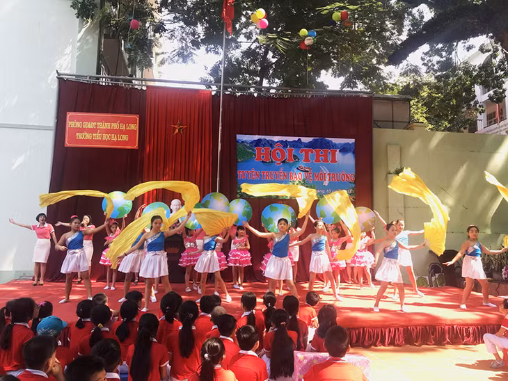 Một tiết mục thi văn nghệ về bảo vệ môi trường của học sinh Trường Tiểu học Hạ Long. Ảnh Ngọc Hân (Trường Tiểu học Hạ Long)