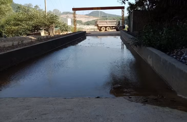 Trạm rửa lốp xe trước khi ra khỏi công trường của Công ty CP VLXD Hữu Nghị
