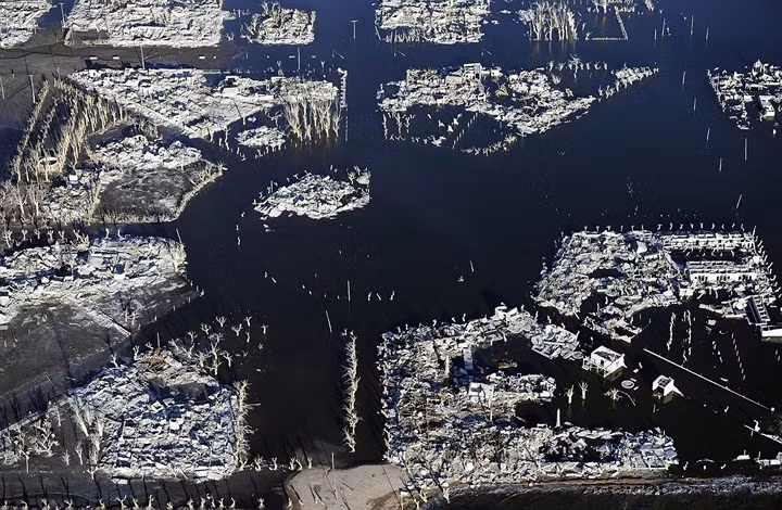 Làng Epecuen, Buenos Aires, Argentina: Ngôi làng từng là nơi sinh sống của hơn 5000 người cuối những năm 1970. Nhưng mưa liên miên đã khiến nơi đây ngập chìm trong biển nước, Đến cuối năm 1993, cả ngôi làng chìm dưới 10 mét nước. Sau nhiều năm, ngôi làng bắt đầu "trồi dậy", sau khi nước rút.
