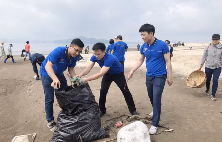 Lực lượng đoàn viên thanh niên tham gia dọn rác bãi biển tại Khu du lịch Bãi Cháy, TP Hạ Long