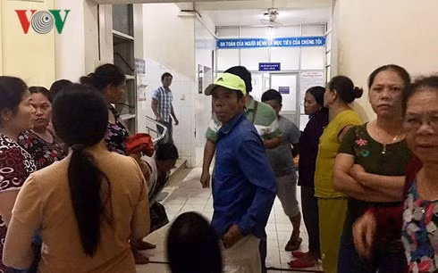 Người nhà sản phụ cho rằng, do không được kiểm tra trước khi sinh nên xảy ra sự cố.