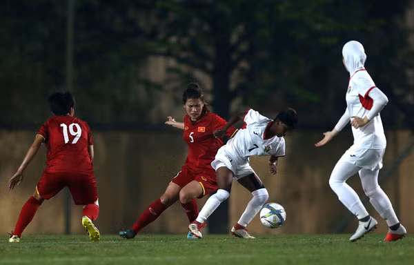 Một pha tranh chấp giữa cầu thủ U19 nữ Việt Nam (áo đỏ) và U19 nữ Jordan. Ảnh: VFF