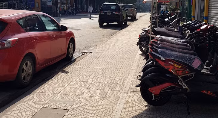 Các phương tiện ô tô, xe máy đậu đỗ theo vị trí quy định