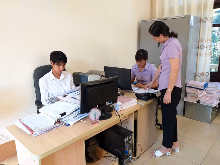 Cán bộ, công chức Cơ quan Kiểm tra – Thanh tra huyện Vân Đồn rà soát đơn, thư để thực hiện công tác kiểm tra, giám sát