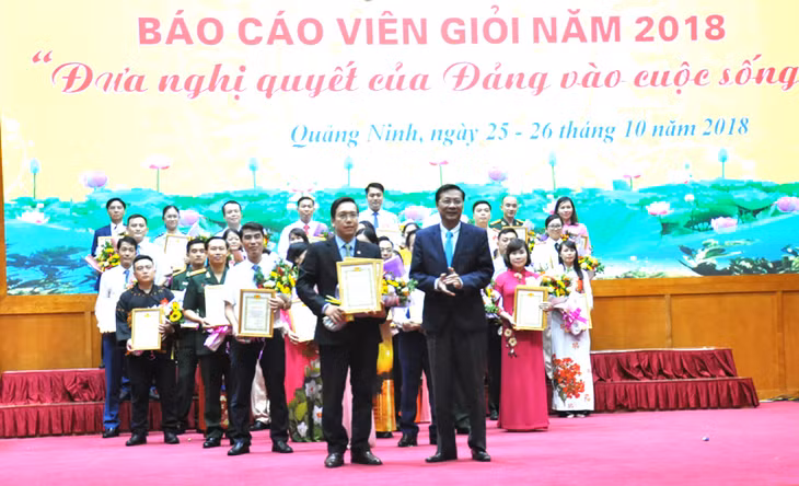Đồng chí Nguyễn Văn Đọc, Bí thư Tỉnh ủy, Chủ tịch HĐND tỉnh trao giải nhất cho thí sinh Mạc Xuân Tú.