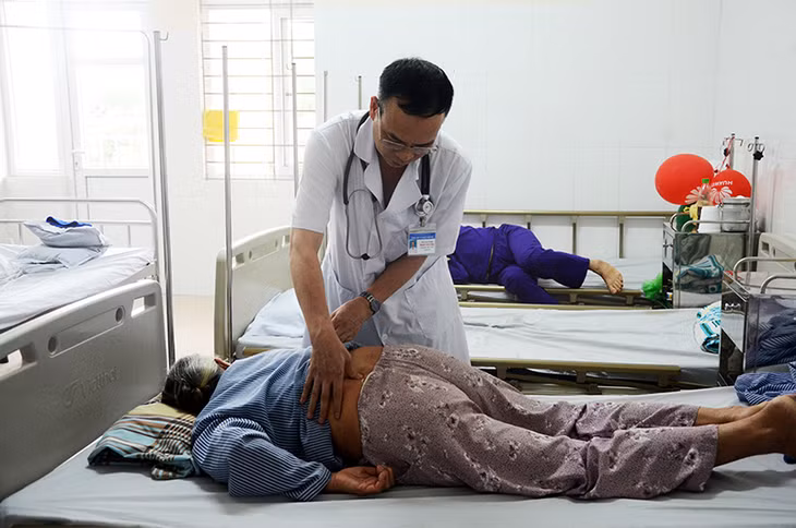 Bác sĩ Khoa YHCT,Trung tâm Y tế huyện Hoành Bồ chăm sóc, điều trị cho bệnh nhân bị đau xương khớp. 