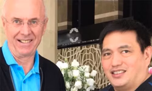 Eriksson chụp ảnh cùng Tổng thư ký Palami sau khi ký hợp đồng.