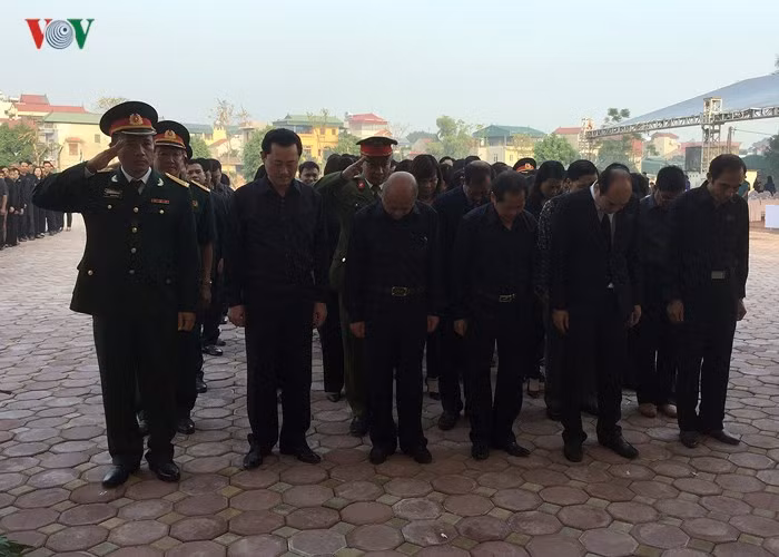 Đoàn đại biểu kính cẩn nghiêng mình trước di ảnh nguyên Tổng Bí thư Đỗ Mười