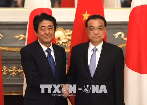 Thủ tướng Trung Quốc Lý Khắc Cường (phải) và người đồng cấp Nhật Bản Shinzo Abe tại cuộc gặp ở Tokyo, Nhật Bản ngày 9/5. Ảnh: AFP/TTXVN