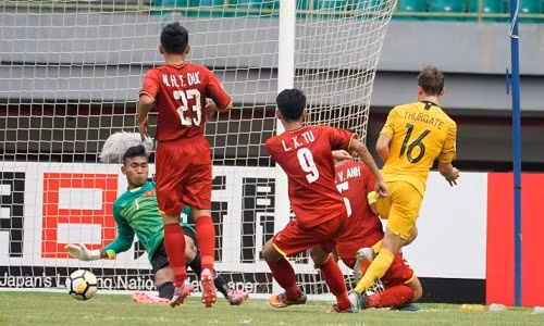 U19 Việt Nam chơi lép vế trước đối thủ vượt trội về đẳng cấp. Ảnh: Fox.