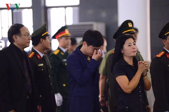 Người dân hòa cùng các chiến sỹ Công an, Quân đội đến viếng nguyên Tổng Bí thư Đỗ Mười