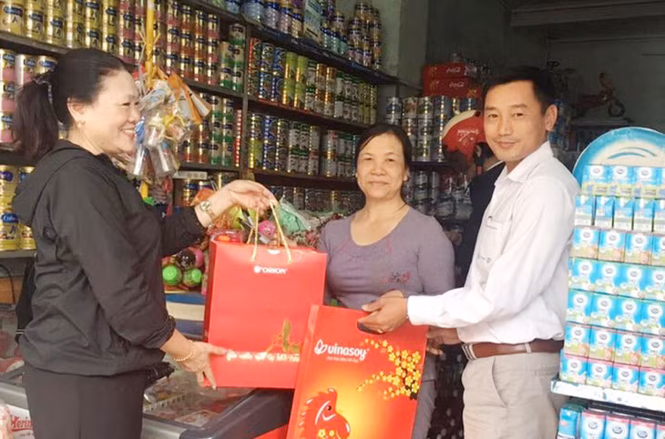 Bà Trần Thị Tập tặng quà tri ân đối tác của mình. Ảnh: NVCC.