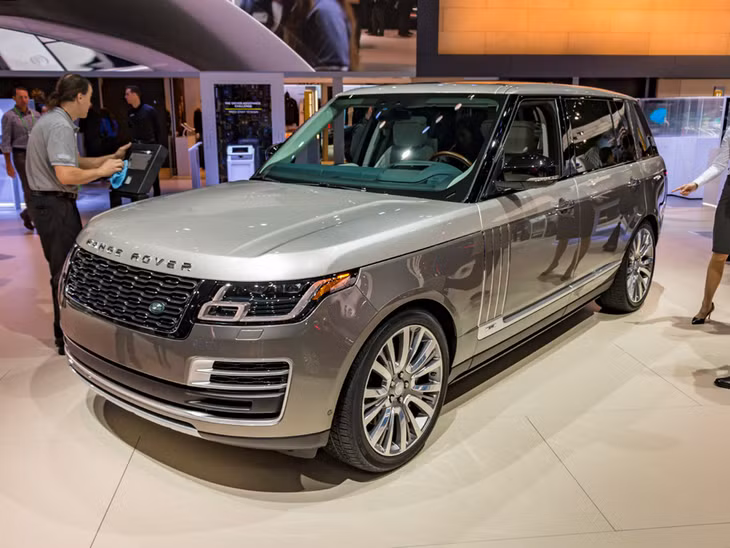 Range Rover 2018 là mẫu SUV hạng sang bán chạy tại Việt Nam. Ảnh: KBB.