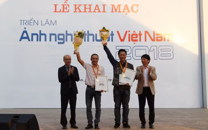 Ban tổ chức trao huy chương vàng cho 2 tác giả xuất sắc nhất.