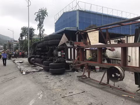 Chiếc xe Container nằm gọn trên vỉa hè