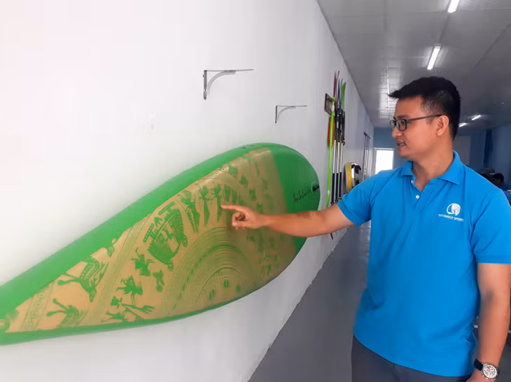 Anh Nguyễn Đức Hải giới thiệu về sản phẩm được in hoa văn do đơn vị thiết kế.