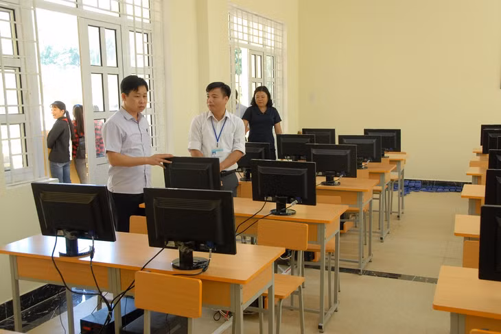 Đoàn khảo sát đến thực tế tại rường PTDTBT Tiểu học & THCS Thanh Lâm.