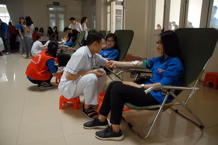 Đông đảo ĐVTN tham gia hiến máu nhân đạo tại Ngày hội Thanh niên năm 2018.