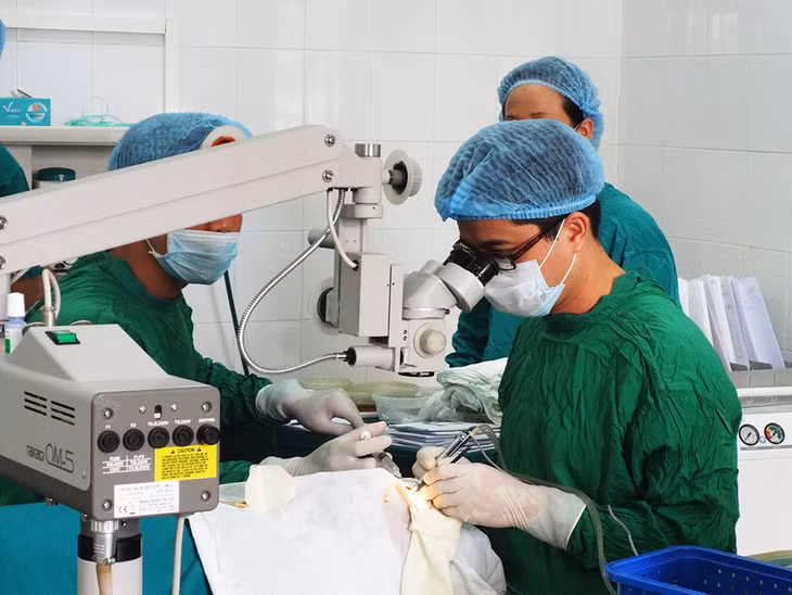 Điều trị đục thủy tinh thể bằng phương pháp phẫu thuật Phaco tại TTYT huyện Hoành Bồ.