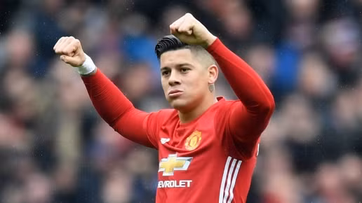  Rojo có thể sẽ là giải pháp cho Mourinho với những vấn đề nơi hàng phòng ngự.