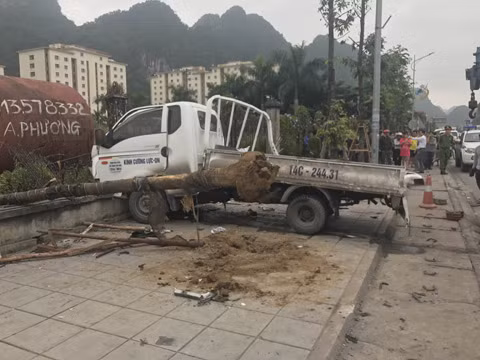 Do bị va đập mạnh, chiếc xe tải bị hất lên vỉa hè làm 1 người tử vong 