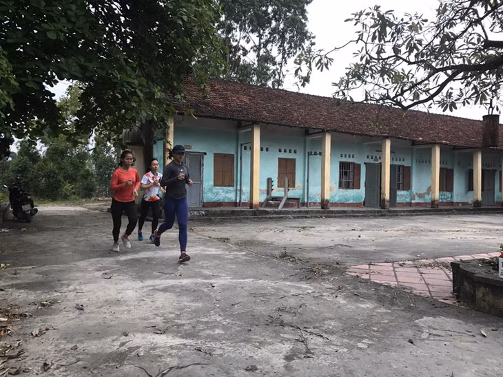 Đội tuyển điền kinh trẻ đang luyện tập 