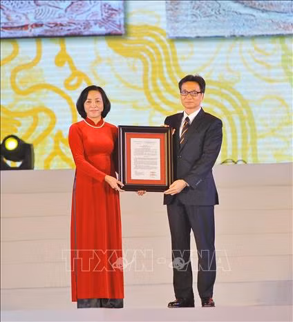 Phó Thủ tướng Vũ Đức Đam trao bằng công nhận cặp đôi Long Sàng tại đền Vua Đinh là bảo vật quốc gia cho bà Nguyễn Thị Thanh, Bí thư Tỉnh ủy Ninh Bình tại buổi lễ. Ảnh: Minh Đức/TTXVN