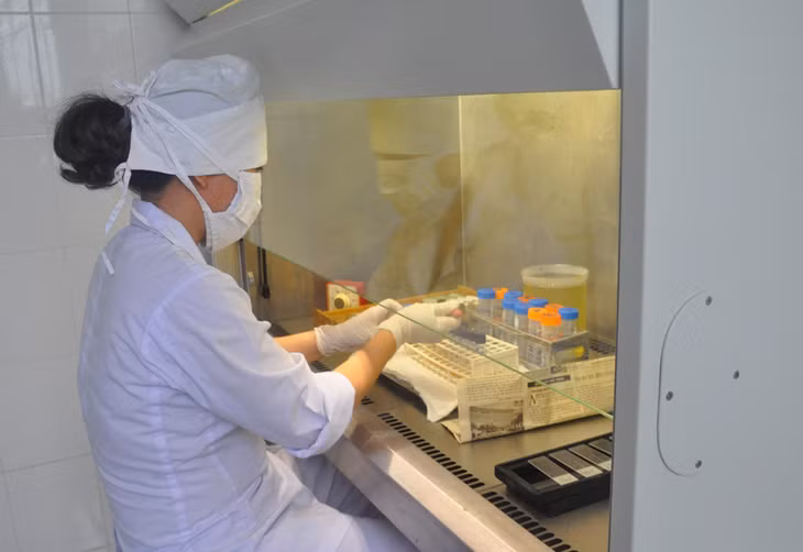 Làm xét nghiệm tìm vi khuẩn lao tại Bệnh viện Lao và phổi tỉnh. Ảnh: Thu Nguyệt
