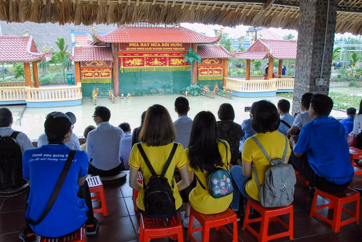 Đoàn dành thời gian thưởng thức, tìm hiều về múa rối nước tại Khu du lịch Quảng Ninh Gate.