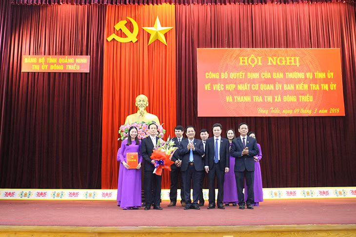 Trao quyết định của Ban Thường vụ Tỉnh ủy về việc hợp nhất Cơ quan Ủy ban Kiểm tra Thị ủy và Thanh tra TX Đông Triều. Ảnh: Thu Trang (CTV).