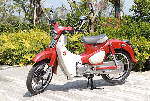 Honda Super Cub C125. Xe có thể lắp thêm yên sau để chở thêm người.