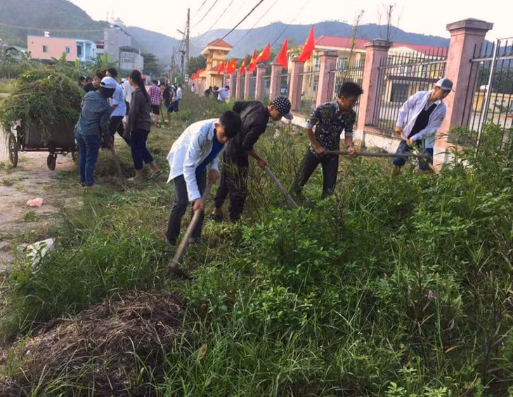 Dọn dẹp, xây dựng vườn hoa kiểu mẫu tại xã Hạ Long