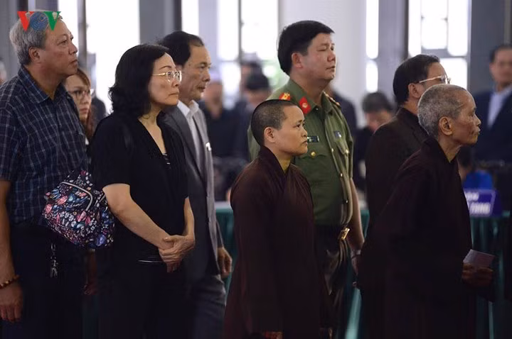 Người dân và tăng ni đến viếng nguyên Tổng Bí thư Đỗ Mười
