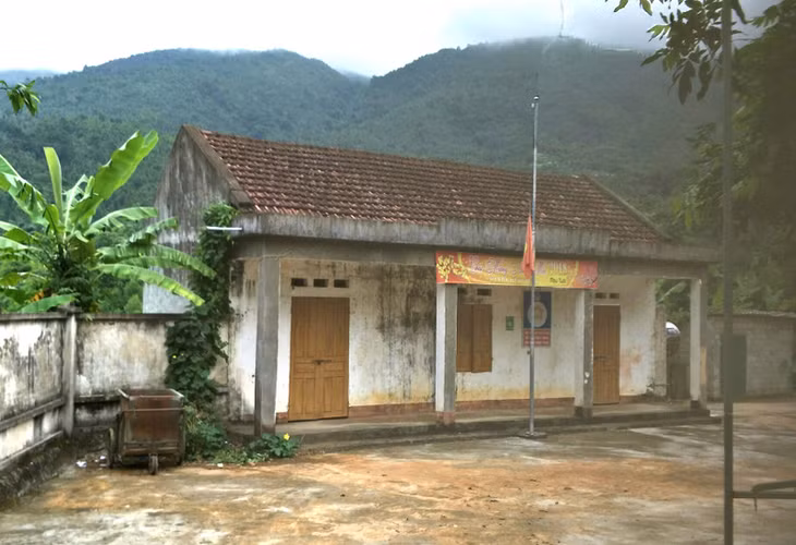 Nhà văn hóa thôn Đồng Thắng, xã Đồng Văn, huyện Bình Liêu xây dựng từ lâu nên nhiều đoạn tường đã có dấu hiệu nứt, bong tróc cần được quan tâm đầu tư, nâng cấp. 