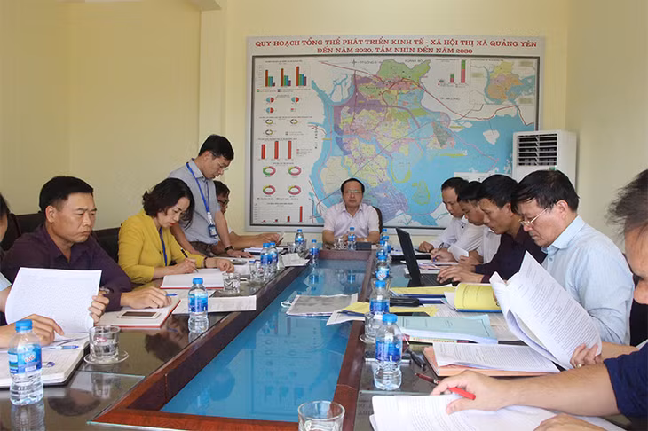 Đoàn công tác của THị ủy Quảng Yên giám sát việc thực hiện Nghị định số 04 tại phường Quảng Yên.