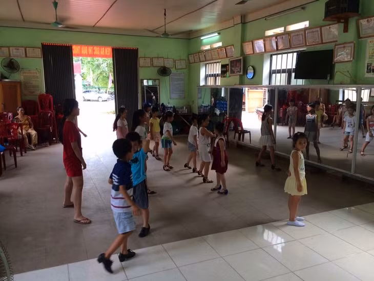 Lớp khiêu vũ cho trẻ em được tổ chức tại nhà văn hóa khu 9, phường Quảng Yên, TX Quảng Yên.
