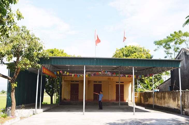 Nhà văn hóa thôn 3, xã Hoàng Tân, TX Quảng Yên được lắp thêm mái che phục vụ cho người dân trong thôn tổ chức các buổi sinh hoạt ngoài trời. Ảnh: Thanh Hoa.