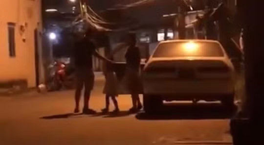 Xe biển xanh chở 1 người phụ nữ và 2 cháu nhỏ không phải đang trên đường làm nhiệm vụ như mọi người lầm tưởng