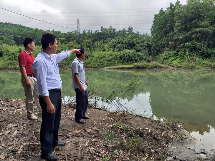 Lãnh đạo xã Bằng Cả phối hợp khảo sát để thiết kế cầu Thủy Văn vào Khe Niêu