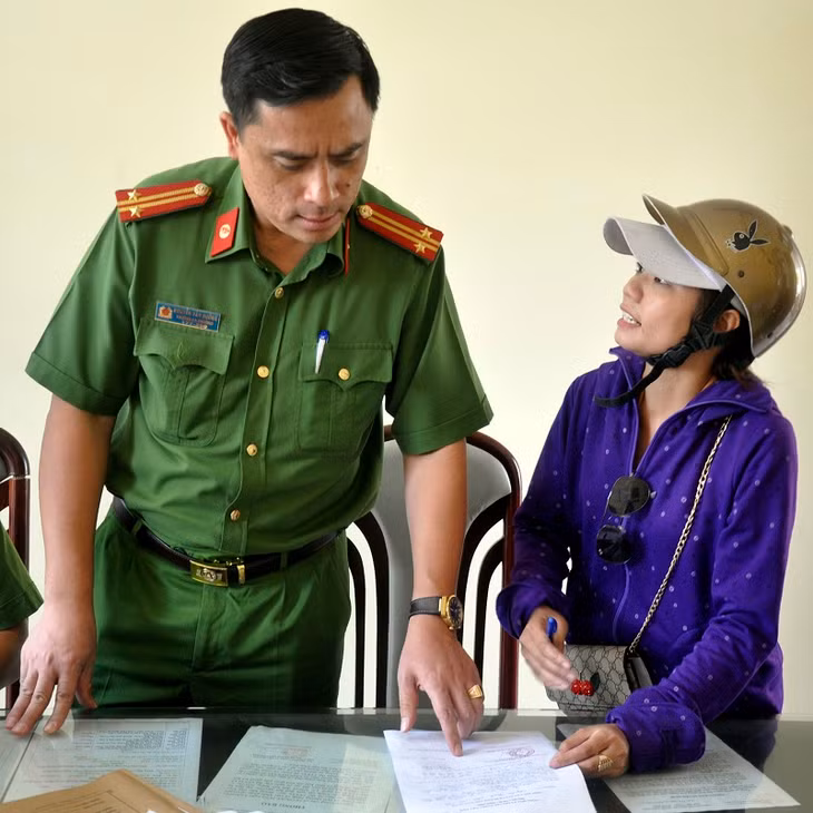 Trung tá Hưởng luôn ân cần hướng dẫn công dân đến làm thủ tục về hộ khẩu, CCCD.
